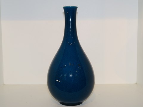 Bing & Grondahl art porcelain
Dark blue vase by Ebbe Sadolin