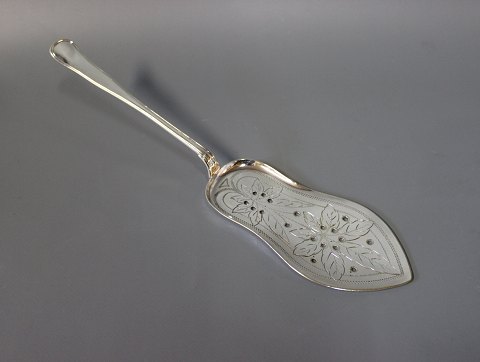 Fish slice, hallmarked silver.
5000m2 showroom.