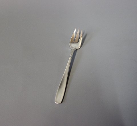 Cake fork in Ascot, sterling silver.
5000m2 showroom.