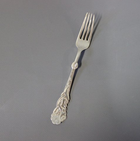 Lunch fork in "Tang", hallmarked silver.
5000m2 showroom.