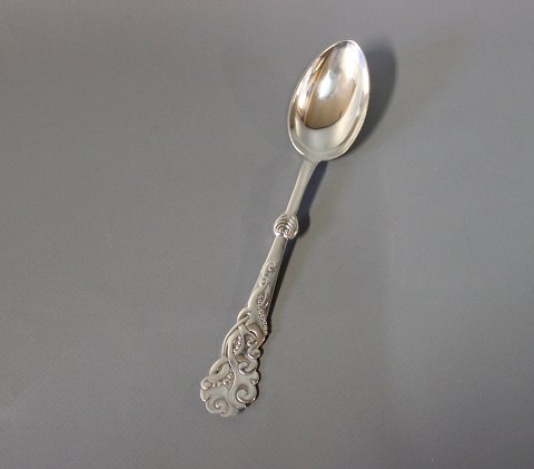 Dessert spoon in "Tang", hallmarked silver.
5000m2 showroom.