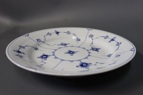 B&G blue fluted large round dish.
5000m2 
showroom.