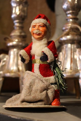 Gammelt julepynt , julemand med julesæk i stof.
Højde: 16cm.