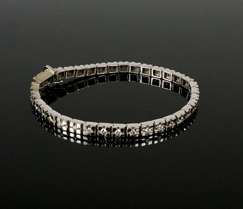 Tennis wristband, 14ct white gold with 35 
diamonds, each 0,03Ct