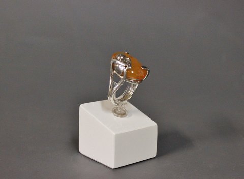 Silver ring in 925 sterling with a large light piece of amber.
5000m2 showroom.