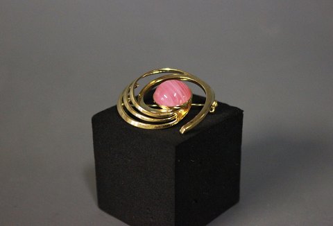 14 ct. gold brooch with a rosa quartz.
5000m2 showroom.