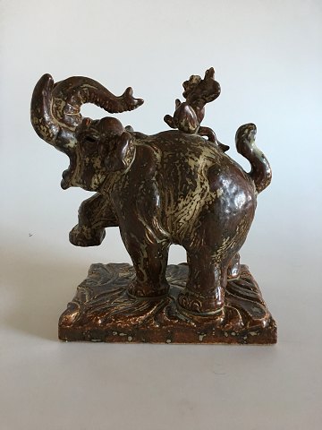 Royal Copenhagen Knud Kyhn Stentøjsfigur No 21689 Elefant med Abe