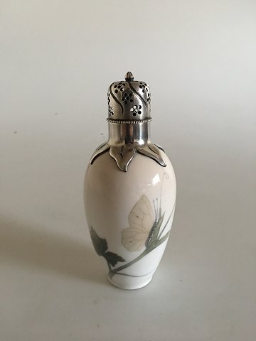 Royal Copenhagen Art Nouveau Anton Michelsen Sølv monteret sukkerstrøbøsse No 
299/47A  med motiv af sommerfugl