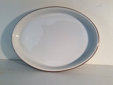 Royal Copenhagen
Brown Domino
Oval dish
# 14906
* 425 DKK