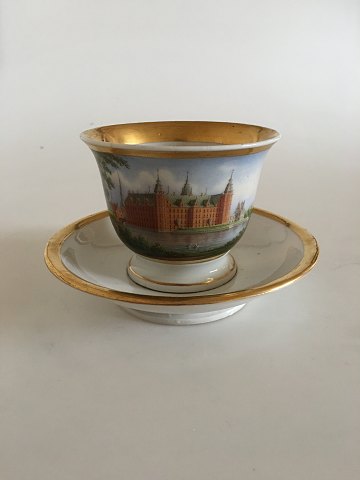 Royal Copenhagen Antik Morgenkop og Underkop med Håndmalet Motiv af 
Frederiksborg Slot