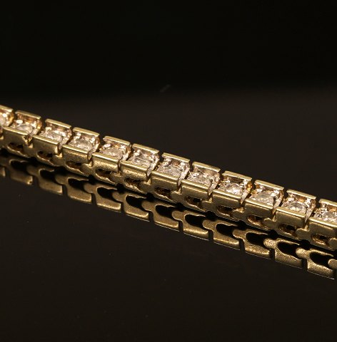 Tennisarmband, 10kt Gold, mit 61 Diamanten von je 
etwa 0,03Ct. Insgesamt etwa 1,83Ct