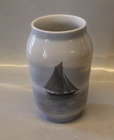 Kongelig Dansk 0579-108 Kgl.  Vase  17 cm Marine dekoration sejlskib og måger