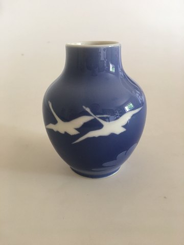 Royal Copenhagen Vase No 99/45A Blå med Hvide Svaner