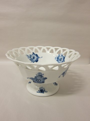 Royal Copenhagen, Blå Blomst, frugtopsats
Kongelig/RC frugtopsats fra før 1928
Den meget elegante frugtopsats er med brudt kant
H: 15cm, Diam: 25cm