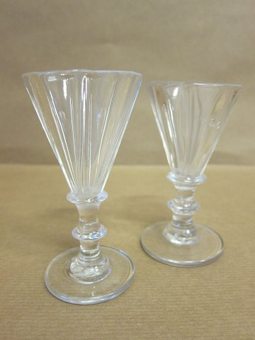 Snerleglas, ca. 1860, 
H: 10cm
Dkr. 225,- pr. stk
Vi har et stort udvalg af antikke glas