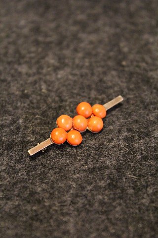 14 karat gold brooch with corals.
Measures: 5x1,5cm.