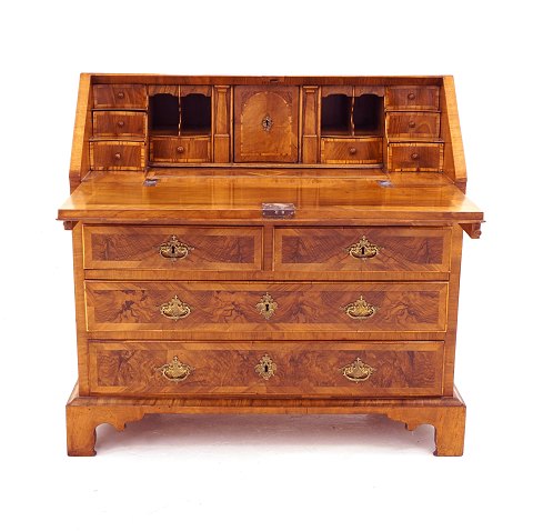 Baroque bureau, walnut. Denmark circa 1750. H: 
105cm. W: 112cm. D: 88cm