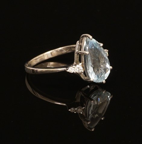 Ring, 18ct Gold, with aquamarine and four 
diamants. Size: 56