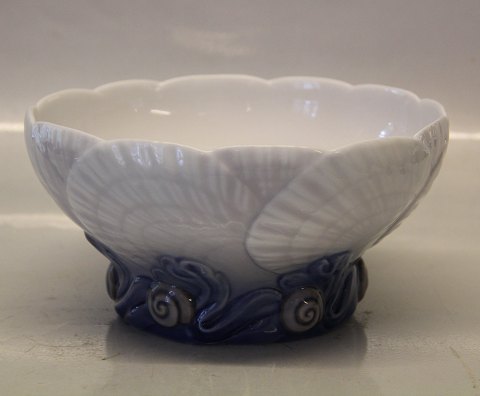 B&G Porcelain
B&G 1146 Art Nouveau Bowl - seashell and seaweed in relief 9 x 18 cm Effie 
Hegermann Lindenkrone