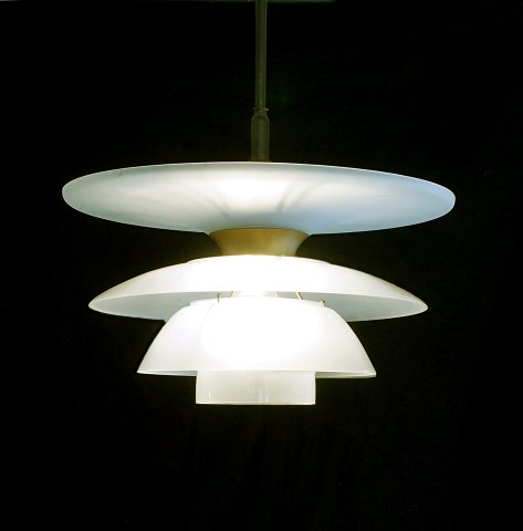 Poul Henningsen, 1894-1967, for Louis Poulsen: 
Sjælden PH-Firskærmslampe 4 4½/4, skærme af 
matglas. D: 43cm