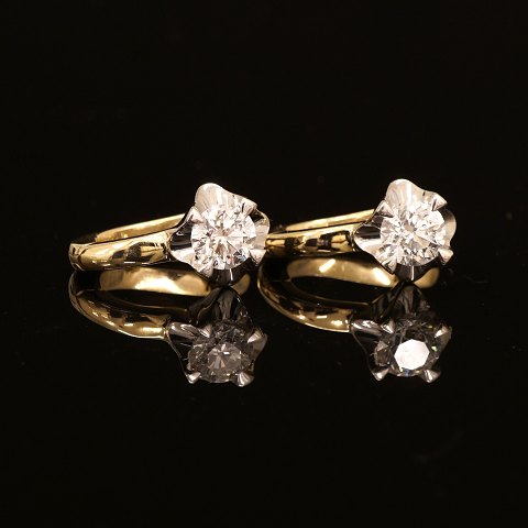 A pair of earrings, 14kt Gold, each with a 
brillant cut diamonds of circa 0,5ct