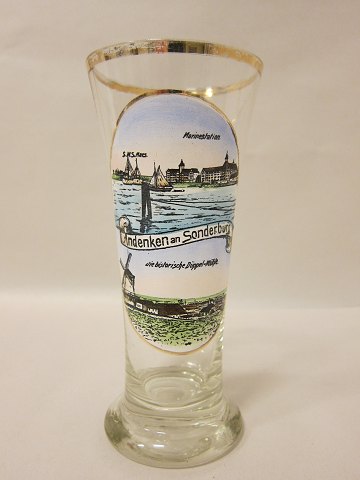 Erindringsglas fra Sønderborg
Erindringsglas med tekst: "Andenken an Sonderburg", "Marinestation", "S.M.S. 
Mars" "Die historische Düppel-Mühle" (se foto)  
Ca. 1890-1900
H: 16,5cm
Vi har et stort udvalg af antikke glas