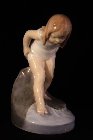 Badende pige , porcelæns figur fra Royal Copenhagen.
(før 1923)