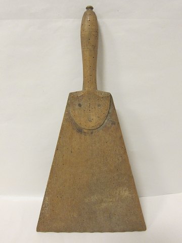 Skættehånd af træ
Fra ca. 1850
L: 45,5cm, B: 24,5cm
Skættehånden blev anvendt sammen med skættehånden ved bearbejdning af hør
Vi har et stort udvalg af håndarbejdsredskaber, som er gamle eller sågar 
antikke