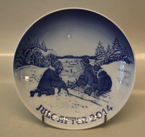 B&G Christmas Plate 2014 Design Jørgen Nielsen, Sledge ride in the snow.
