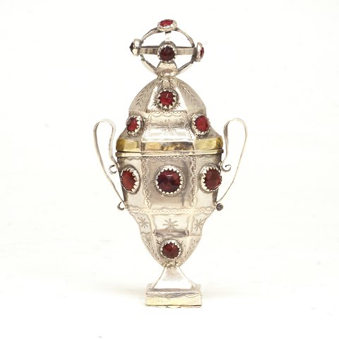 Vinaigrette, silver. Claus Guldager Biørn, Ribe, 
Denmark, 1807-50
H: 11,5cm. W: 52gr