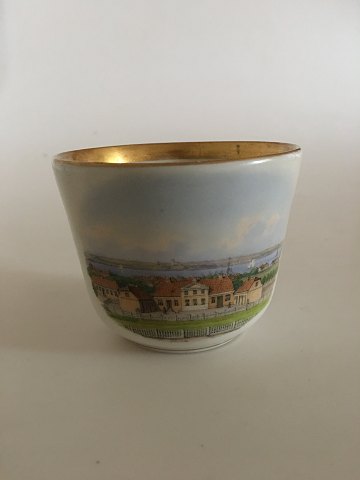 Royal Copenhagen Antik Kop med Håndmalet Motiv og Gulddekoration.