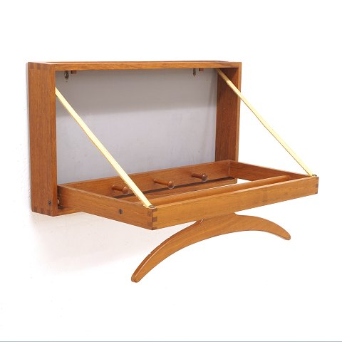 Adam Hoff & Poul Østergaard, Garderobe aus Teak. 
Design aus dem Jahre 1964
H: 27,5cm. B: 56cm. T: 29cm