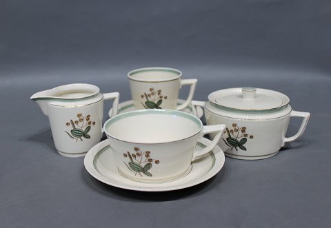 Kgl. porcelæn Hjertegræs, kaffekop, nr.: 884/9481, tekop nr.: 884/9536, 
flødekande nr.: 884/9726 samt sukkerskål nr.: 884/9955.
5000m2 udstilling.