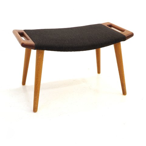 Hans J. Wegner, 1914-2007: Skammel til 
Bamsestolen, eg og teak. model AP-29