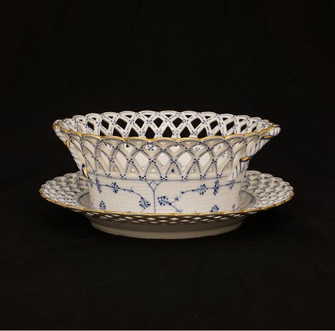 Royal Copenhagen helblonde med forgyldninger, 
frugtkurv med hanke og underfad. #1052 & 1098. 
Dfad: 25cm. H: 10cm