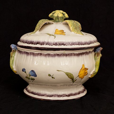 Polychrom dekorierte Fayence Terrine. Stralsund um 
1770. H: 26cm. D: 30cm