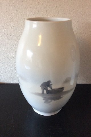 Royal Copenhagen Unika Vase af Karl Sørensen fra 1926 med motiv af mand i båd og 
køer