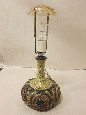 Lampe
Bordlampe af keramik
Jette Hellerøe, Keramik Lønstrup
H: 41cm inkl fatning