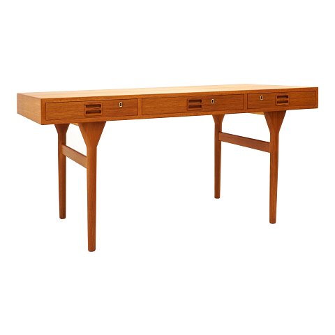 Nanna Ditzel: Writing desk, teak. H: 74,5cm. 
Plate: 75x145cm