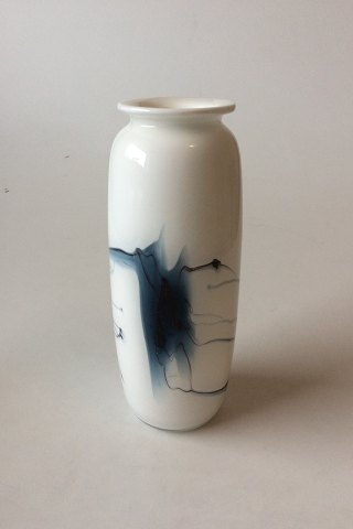 Holmegaard Atlantis vase. Hvid med blå dekoration