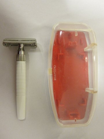 Gillette barberskraber
Gillette barberskraber i original æske
L: 14cm, B: 6cm, H: 3,5cm
Vi har et stort udvalg af gammelt barbergrej, frisørudstyr o.l.
Kontakt os for yderligere information