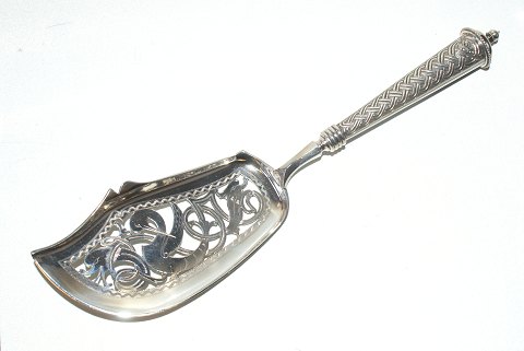 Fiske Serveringsspade Sølv, Tre Tårne "96"
Produceret 1896
Sølvsmed: A.K. 1893-1937, A.Klokker Kerteminde Fyn
Længde 28,5 cm.