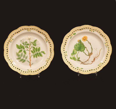 Royal Copenhagen: Two large Flora Danica plates. 
Porcelain. #3574. D: 29cm