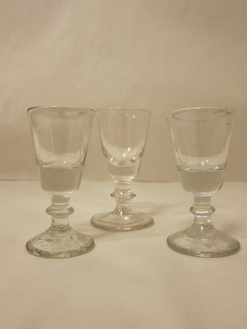 Snapseglas, Wellington 
Antikke Wellington snapseglas, fra ca. 1900
H: 8cm (2 stk)
H: 9cm (1 stk, dette glas har et rosa skær)