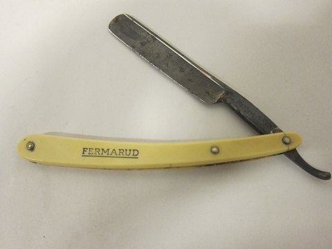 Barberkniv i etui
Gammel barberkniv af vintage mærket "Fermarud" 
På æsken er trykt: "Daniel Pereso, Solingen"
L: 16cm, B: 3cm, H: 1,5cm
Vi har et stort udvalg af gammelt barbergrej, frisørudstyr o.l.