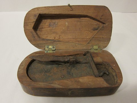 Åreladningsinstrument
Antikt og sjældent instrument, som er håndsmedet og i sin originale trækasse, 
som er håndsnittet.
Selv den lille låse-krog er håndlavet.
Åreladning var tidligere en måde at behandle sygdomme på.
L: 17cm, B. 8,5cm, H: 5,5