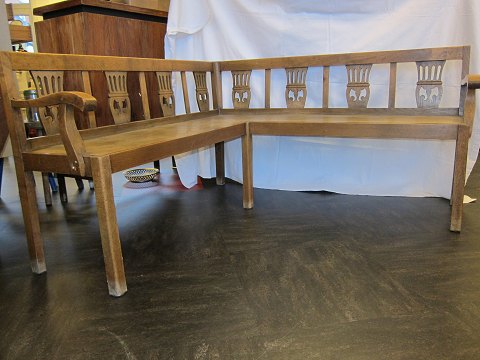 Hjørnebænk
Hjørnebænk, med smukt dekoreret ryg
Bænken har stået på det tidligere Slotshotel i Augustenborg
Fra før 1950
L: 135cm x 135cm
H ryg: 76cm
H sæde: 44cm
God stand
Bemærk: Armlæn i den ene fastgjort med nye skruer (ses tydeligt på foto)