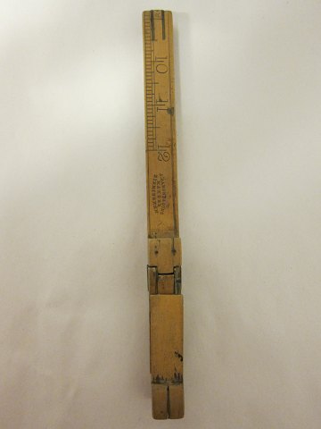 Fodmåler
Gammel, sammenklappelig fodmåler i træ og messing
Muligt at aflæse English sizes og Paris points
L: 23cm
Stemplet: J.Rabone & Sons, Makers, Birmingham
Vi har et stort udvalg af gammelt værktøj