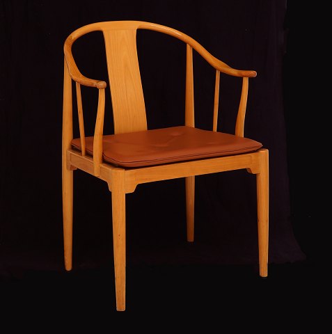 Hans J. Wegner: China Chair, beech. Made by Fritz 
Hansen