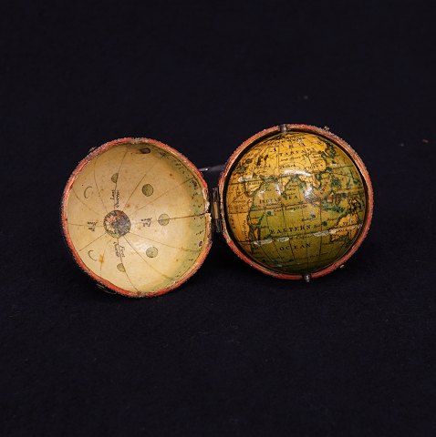 Newtons New & Improved Terrestrial Pocket Globe: 
Taschenglobus in originaler Schachtel. Hergestellt 
1835. Globus D: 5,1cm